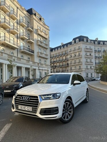 Audi Q7-1