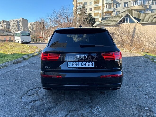 Audi Q7-4