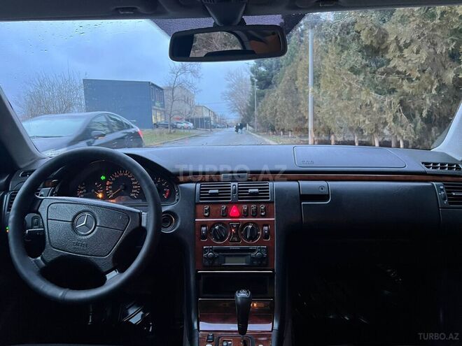 Mercedes E 240 1999, 275,000 km - 2.4 l - Sumqayıt