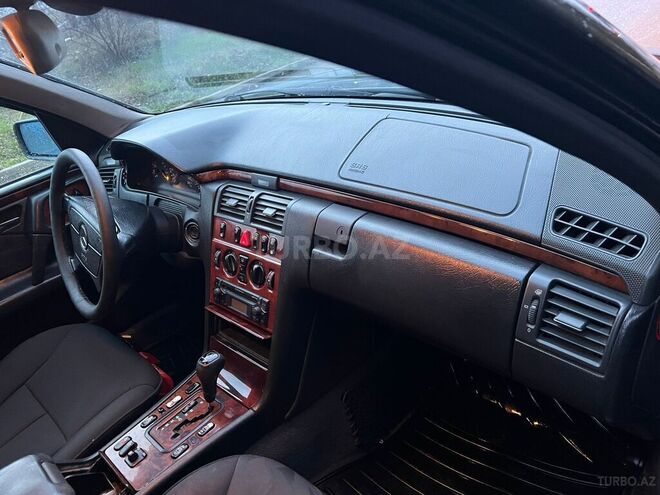 Mercedes E 240 1999, 275,000 km - 2.4 l - Sumqayıt