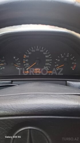 Mercedes E 240-13