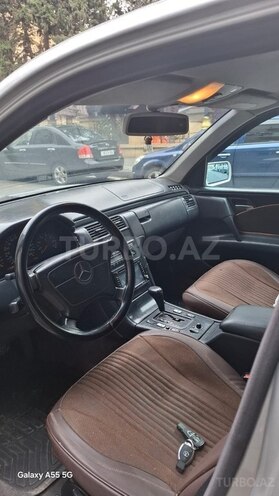 Mercedes E 240-11