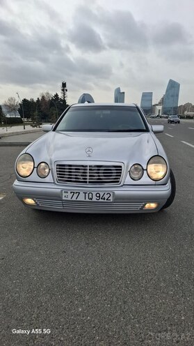 Mercedes E 240-1