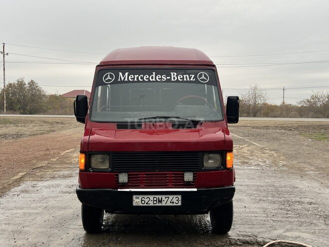 Mercedes 208 D 1992, 525,000 km - 2.3 l - Salyan