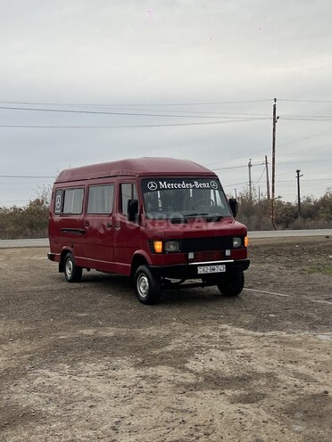 Mercedes 208 D 1992, 525,000 km - 2.3 l - Salyan