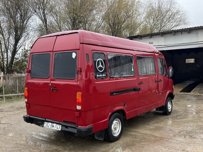 Mercedes 208 D 1992, 525,000 km - 2.3 l - Salyan