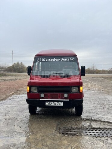 Mercedes 208 D 1992, 525,000 km - 2.3 l - Salyan