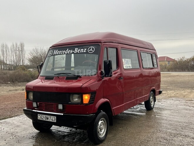 Mercedes 208 D 1992, 525,000 km - 2.3 l - Salyan