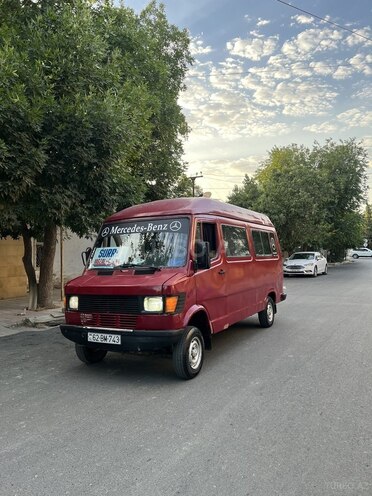 Mercedes 208 D 1992, 525,000 km - 2.3 l - Salyan