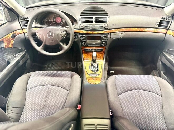 Mercedes E 270-11