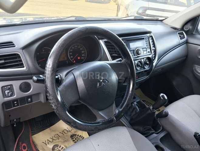 Mitsubishi L200-13