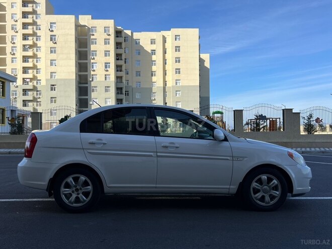 Hyundai Accent-12
