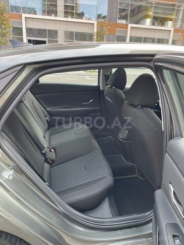 Hyundai Elantra-11