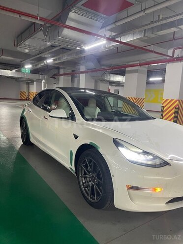 Tesla Model 3-4