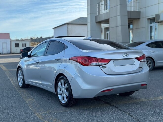 Hyundai Elantra-8