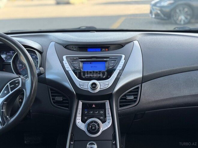 Hyundai Elantra-13