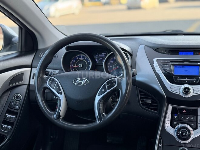 Hyundai Elantra-12