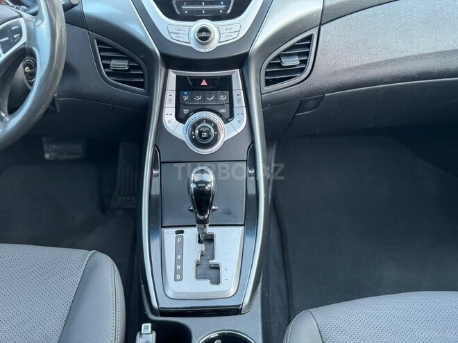 Hyundai Elantra-14