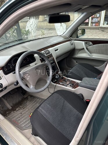 Mercedes E 280 1999, 390,000 km - 2.8 l - Qazax