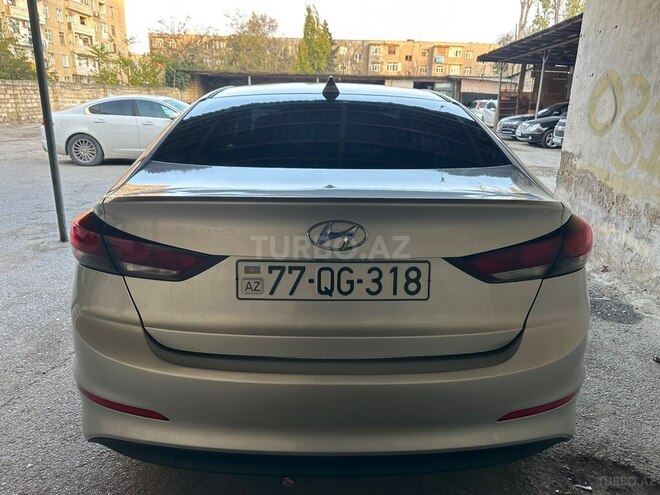 Hyundai Elantra-13