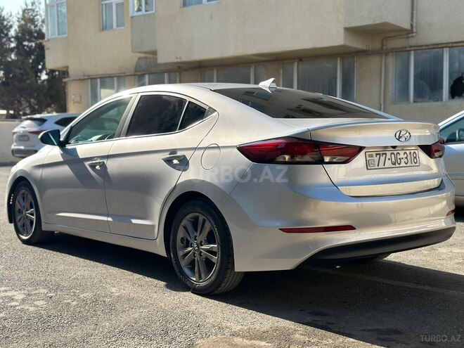 Hyundai Elantra-11