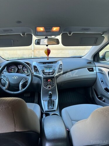 Hyundai Elantra-12