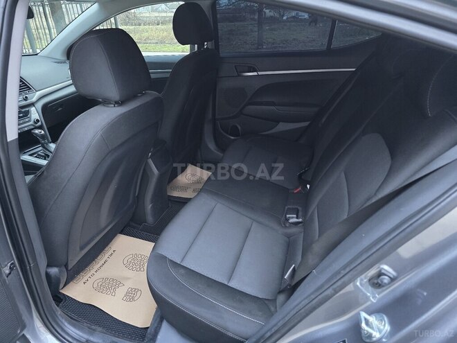 Hyundai Elantra-11