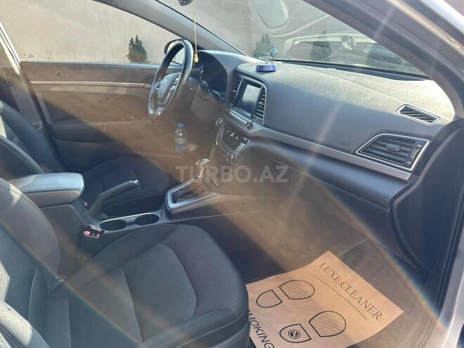 Hyundai Elantra-12