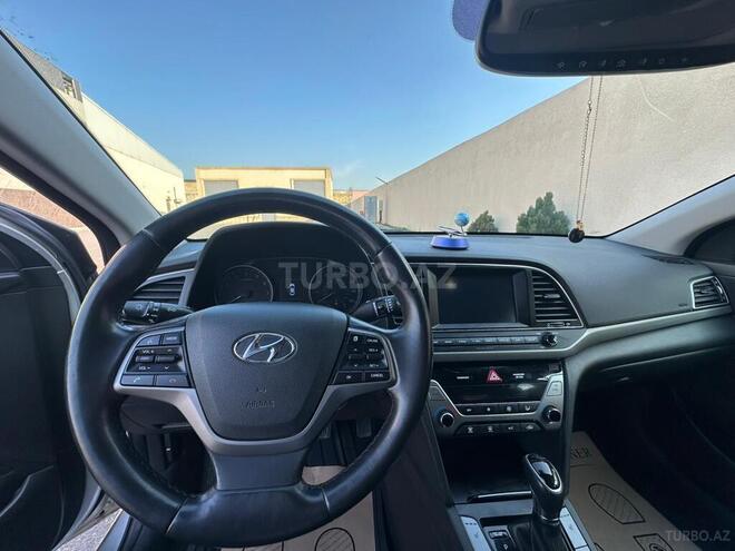 Hyundai Elantra-17