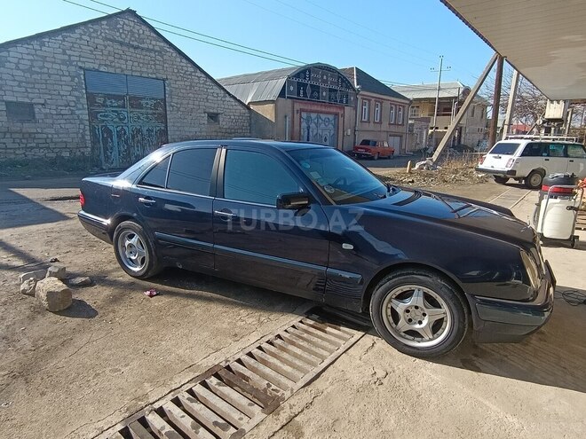 Mercedes E 230-2