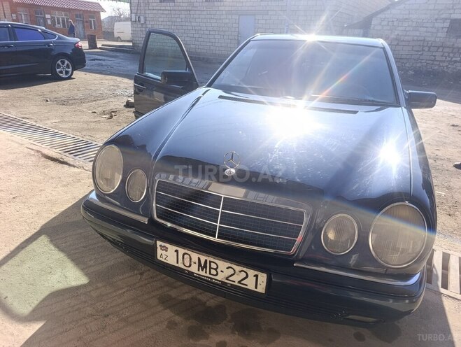 Mercedes E 230-1