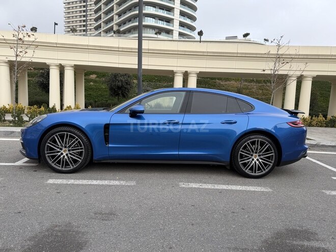 Porsche Panamera-4