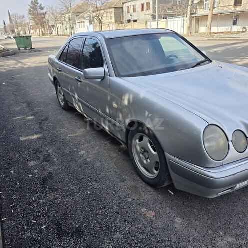 Mercedes E 230 1996, 450,000 km - 2.3 l - Yevlax