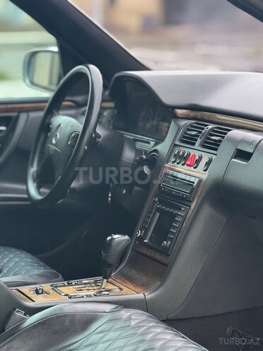 Mercedes E 320-11