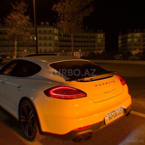 Porsche Panamera GTS-6