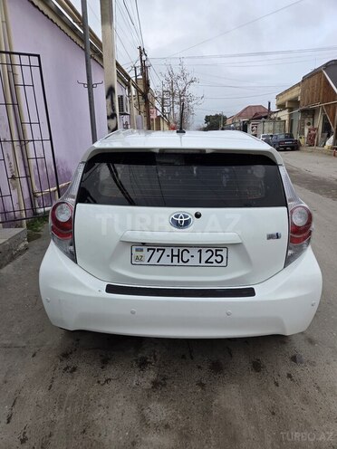 Toyota Prius C-8
