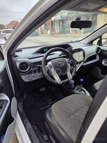 Toyota Prius C-10