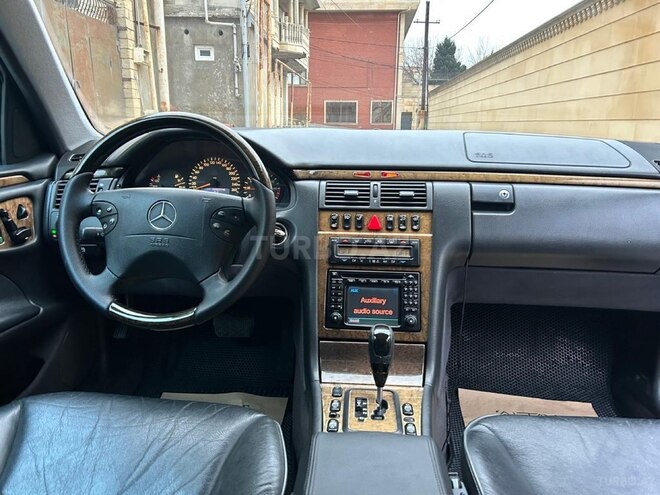 Mercedes E 320-9