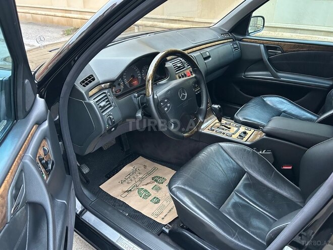 Mercedes E 320-11