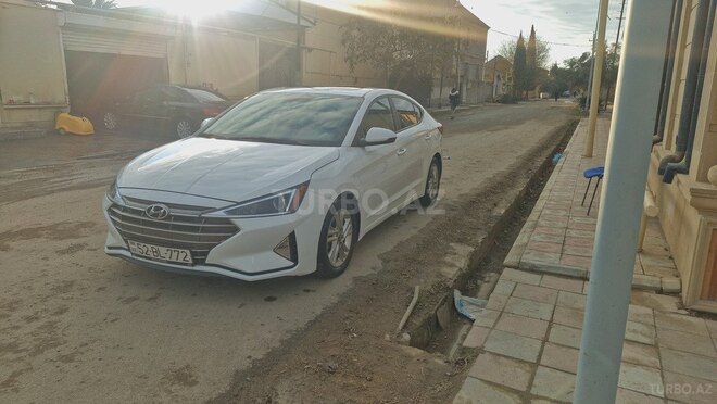Hyundai Elantra 2019, 284,854 km - 2.0 l - Salyan
