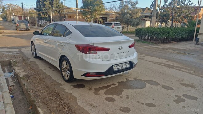 Hyundai Elantra 2019, 284,854 km - 2.0 l - Salyan