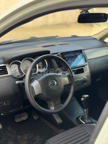 Nissan Tiida-10