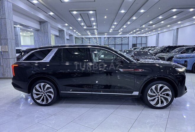 Hongqi E-HS9-4