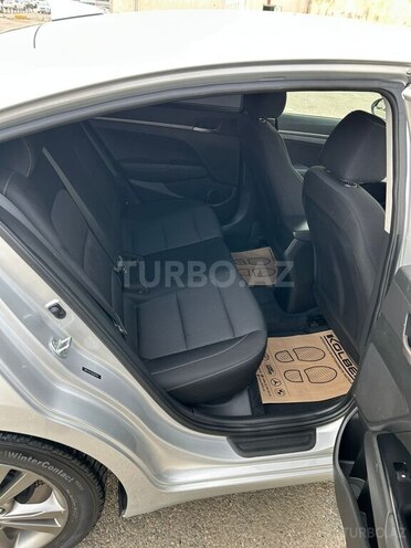 Hyundai Elantra-11