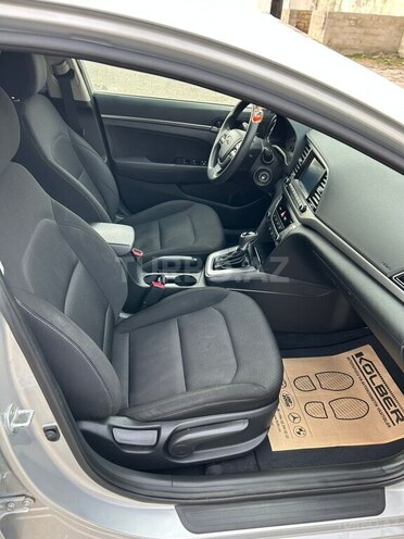 Hyundai Elantra-12