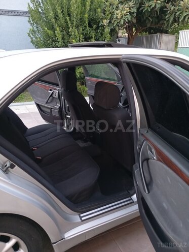 Mercedes E 200-11