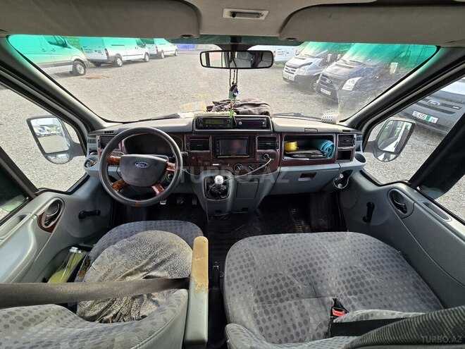 Ford Transit-13