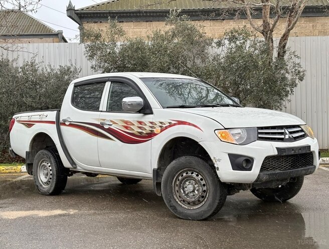 Mitsubishi L200 2014, 275,000 km - 2.5 l - Bakı