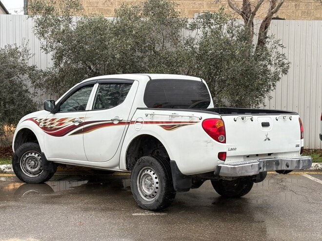 Mitsubishi L200 2014, 275,000 km - 2.5 l - Bakı