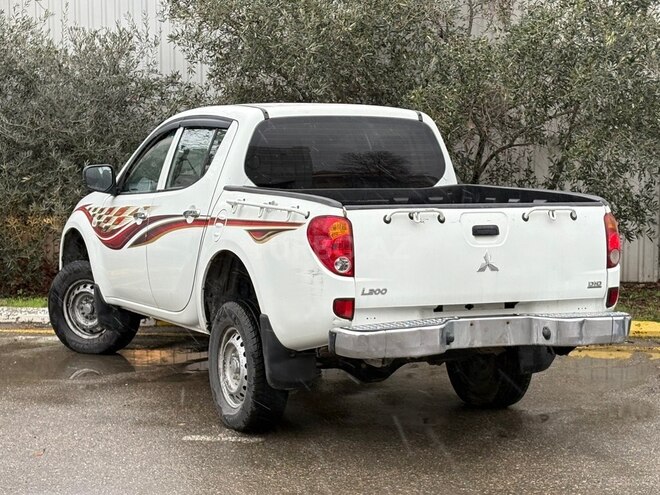 Mitsubishi L200 2014, 275,000 km - 2.5 l - Bakı